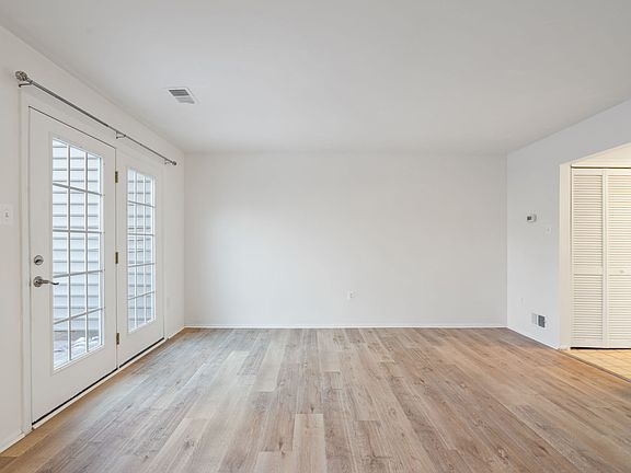 5th image of 30 Carolina Ct