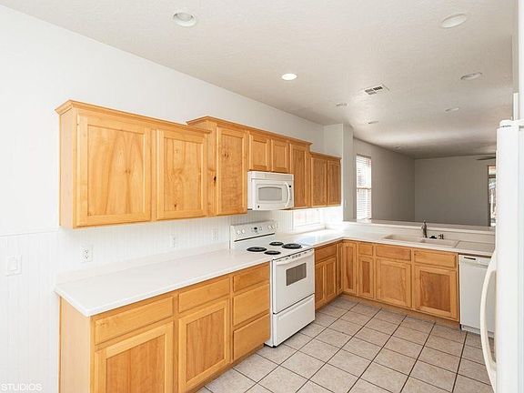3rd image of 3333 E Willow Springs Dr