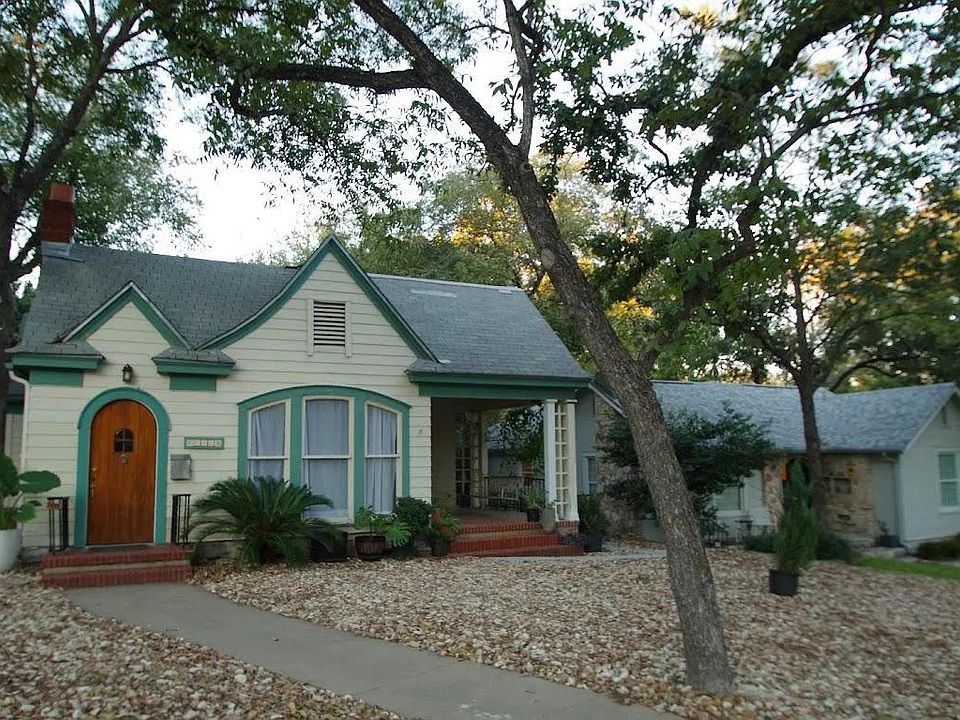 Distinctive Hyde Park home