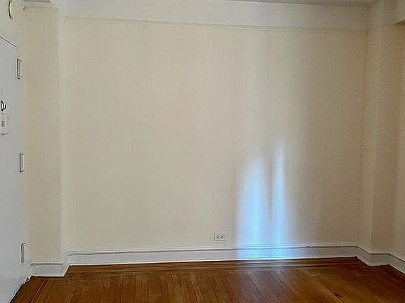 3rd image of 350 W 55th St APT 4K