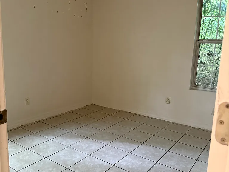 915 Saratoga St — Photo 3