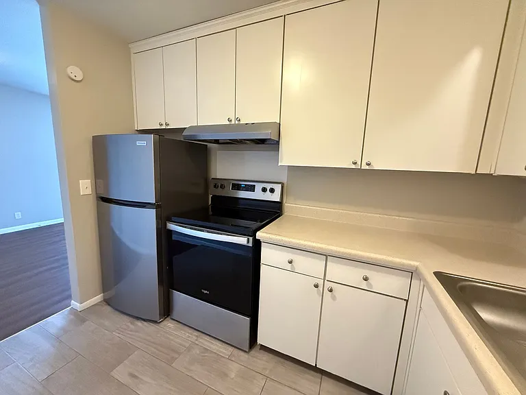 Executive House Apartments — Photo 47