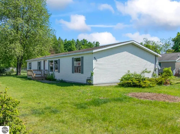 923 Hall Ave, Frankfort, MI 49635