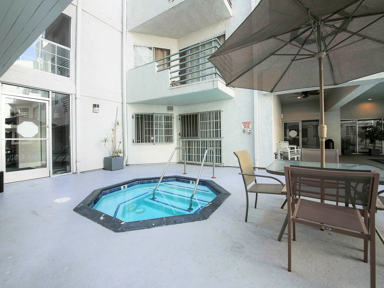 Sterling Court Apartments — Photo 4