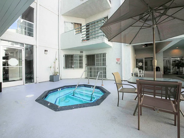 Sterling Court Apartments — Photo 4
