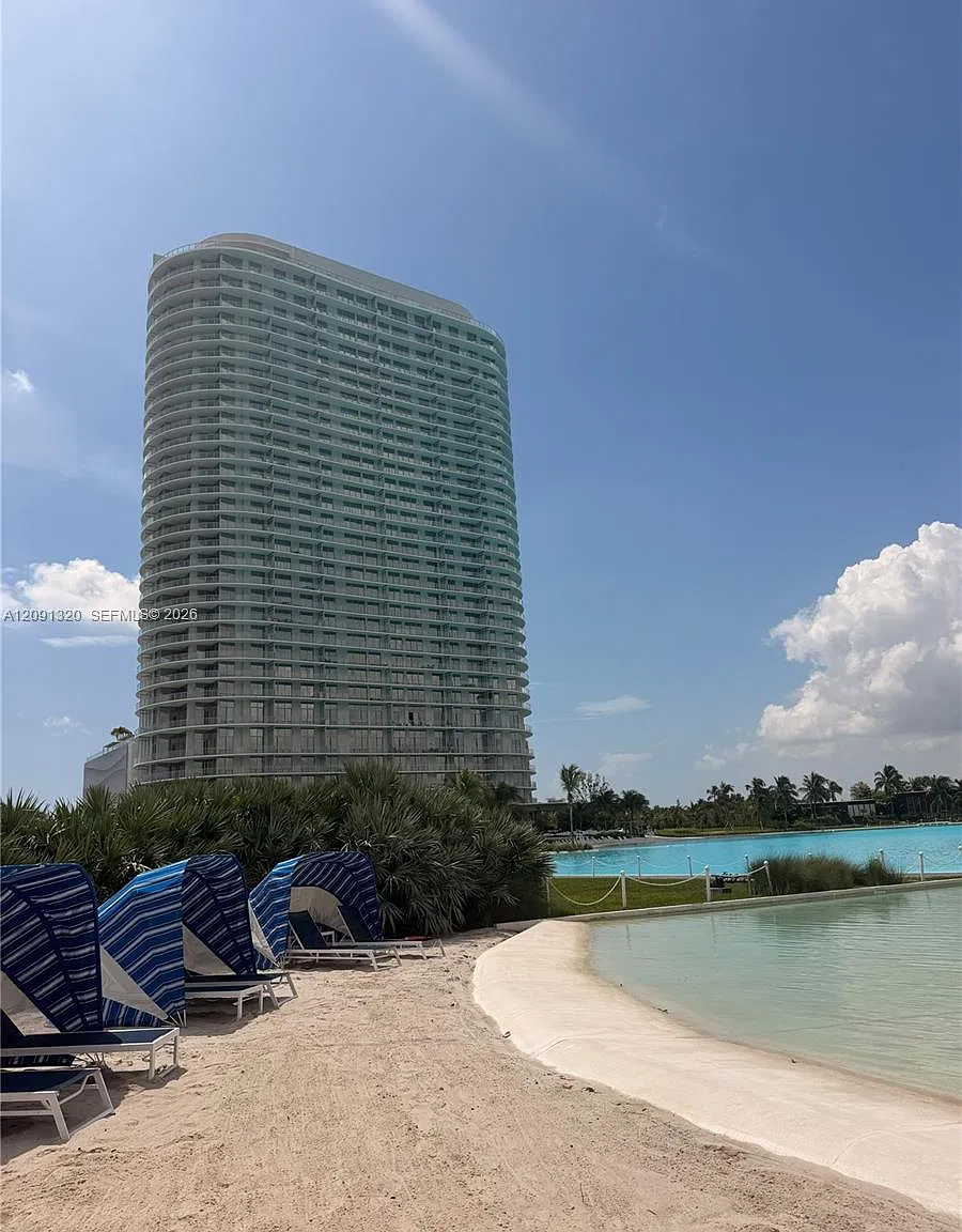 Biscayne Landing — Photo 1