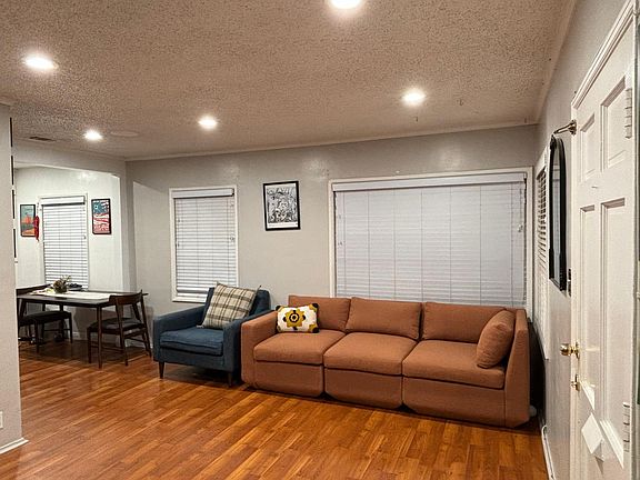 4th image of 5902 Jillson St