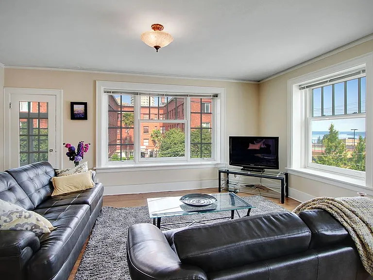 Townhouse Apartments — Photo 9