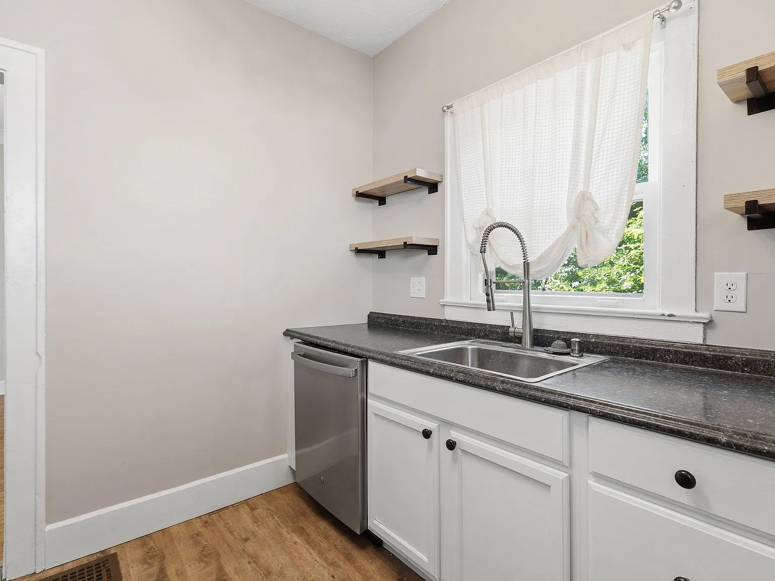 3 bed, 1134 sqft, $2,100 — Photo 4