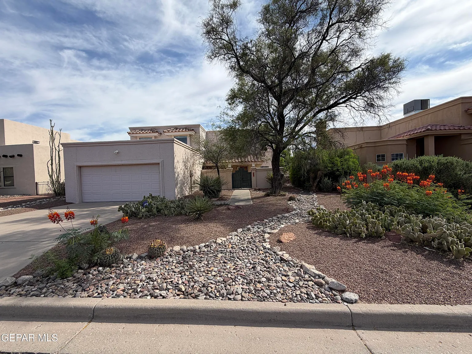 3 bed, 3.5 bath, 2418 sqft, $2,350 — Photo 3
