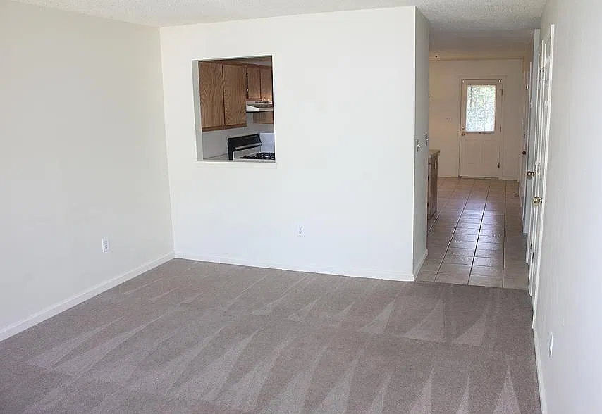 2 bed, 955 sqft, $1,200 — Photo 2