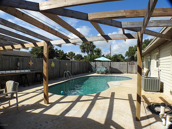 2nd image of 1565 Bimini St N