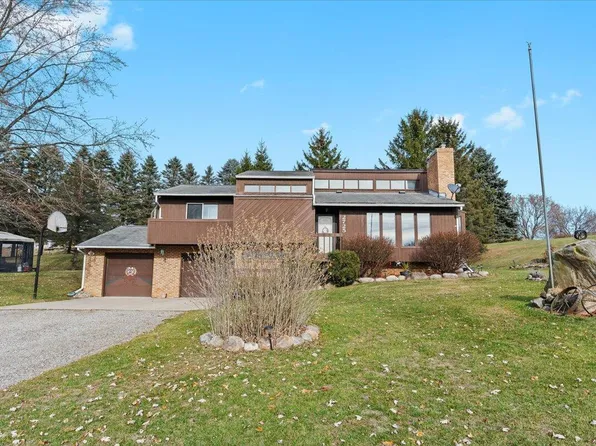 2725 Cooley Lake Rd, Highland, MI 48356