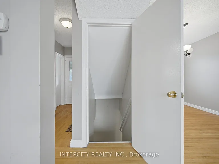 49 McCaul St — Photo 28