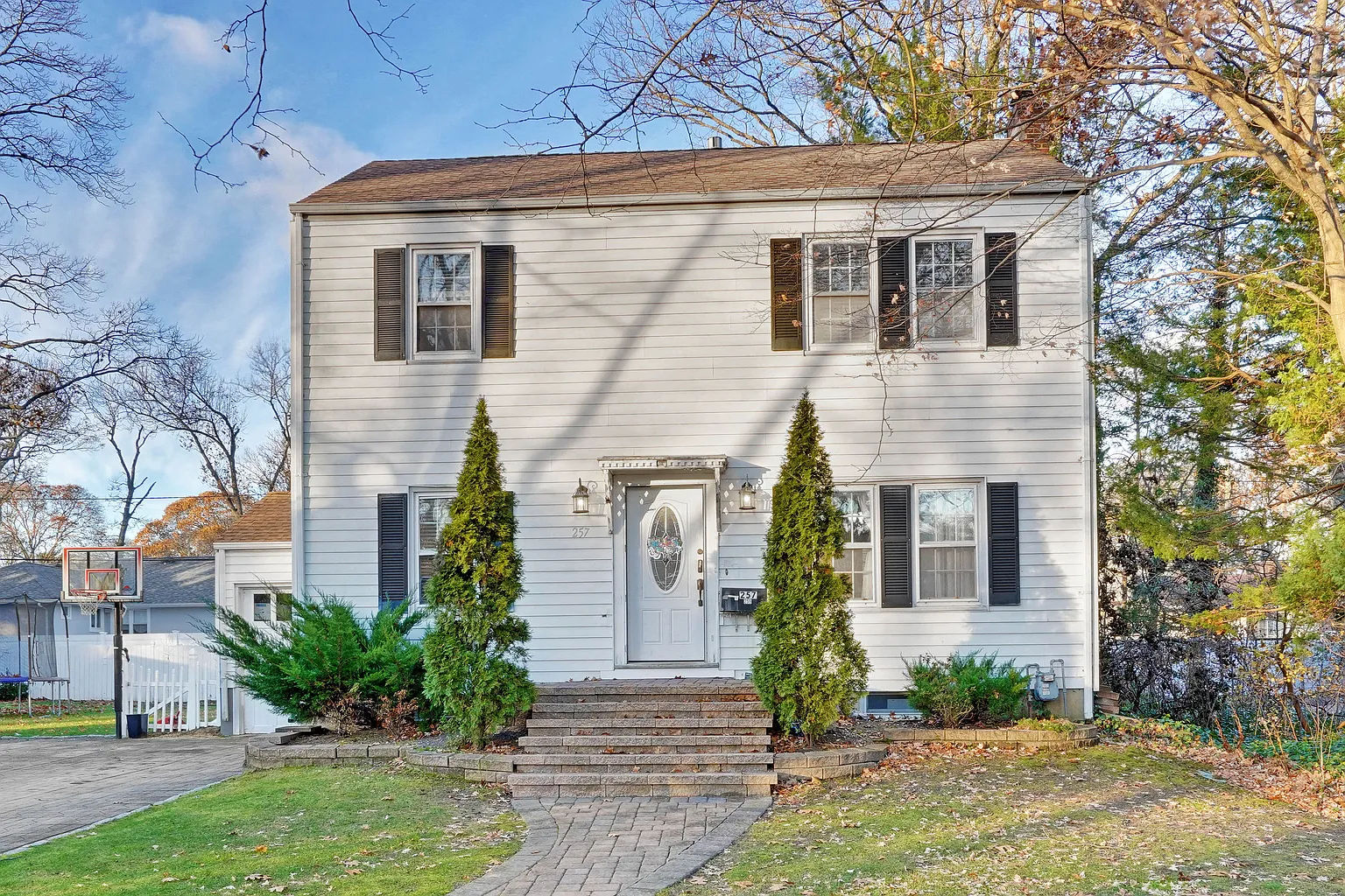 257 Lawrence Ave photo 1