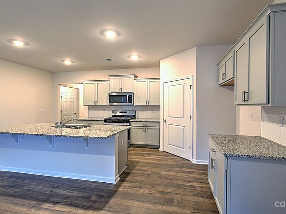 3rd image of 11 Covewood Ln