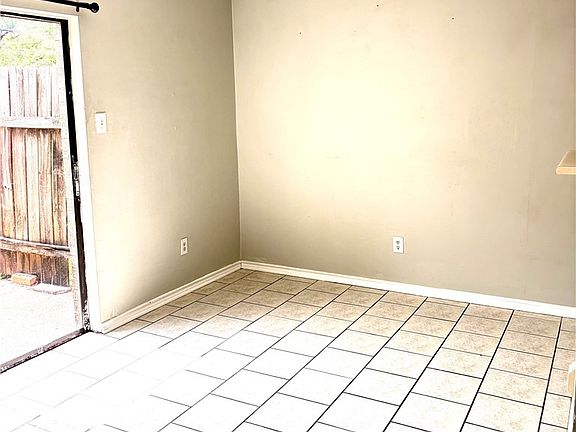 3rd image of 2406 Blanco Dr APT B