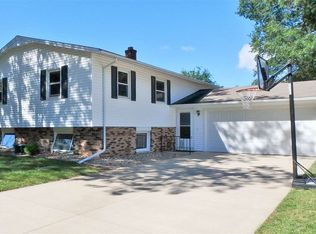 119 Cedar Crest Dr, Cedar Falls, IA 50613
