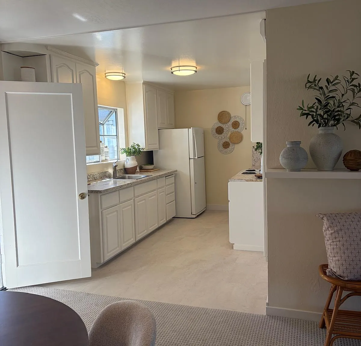619 Robin Dr — Photo 4