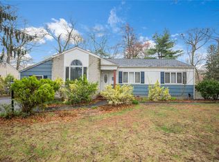 100 Powell Ct, North Babylon, NY 11703