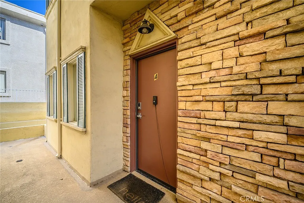 2 bed, 756 sqft, $3,300 — Photo 3
