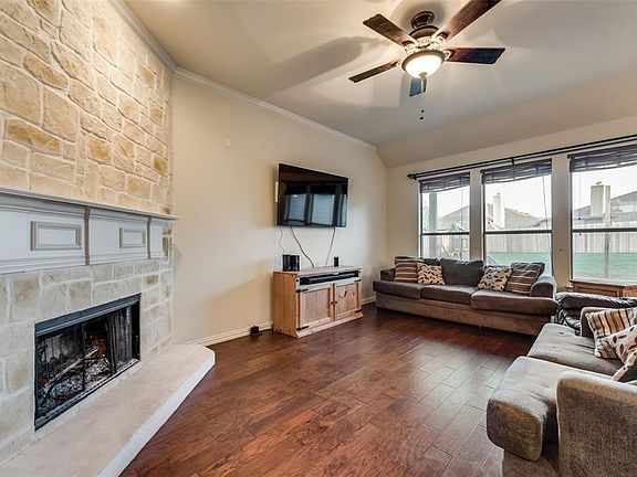 3rd image of 202 Creekwood Dr