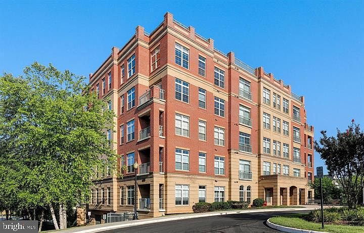 1st image of 680 Watermans Dr APT 105