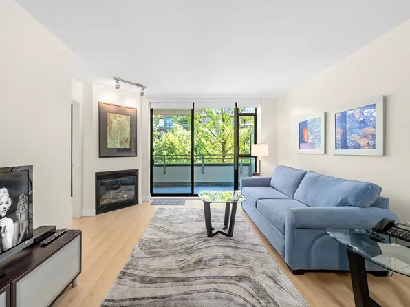 175 W 1st St #305, North Vancouver, BC V7M 3N9