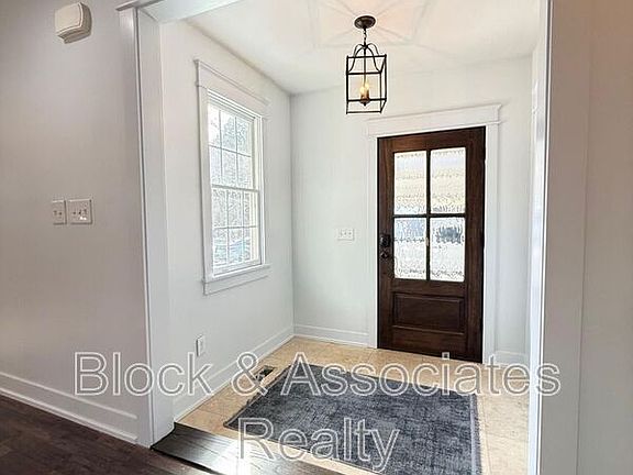 4th image of 121 Marilou Ln