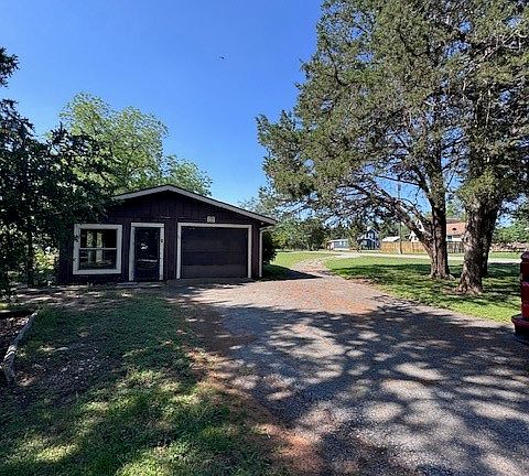 4th image of 698 Mimosa Dr