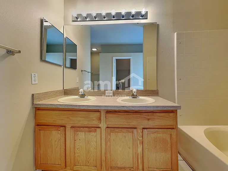 2505 Sherbrook Ln — Photo 13