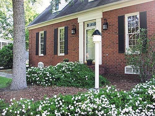 Front View - Lots of gardenias!