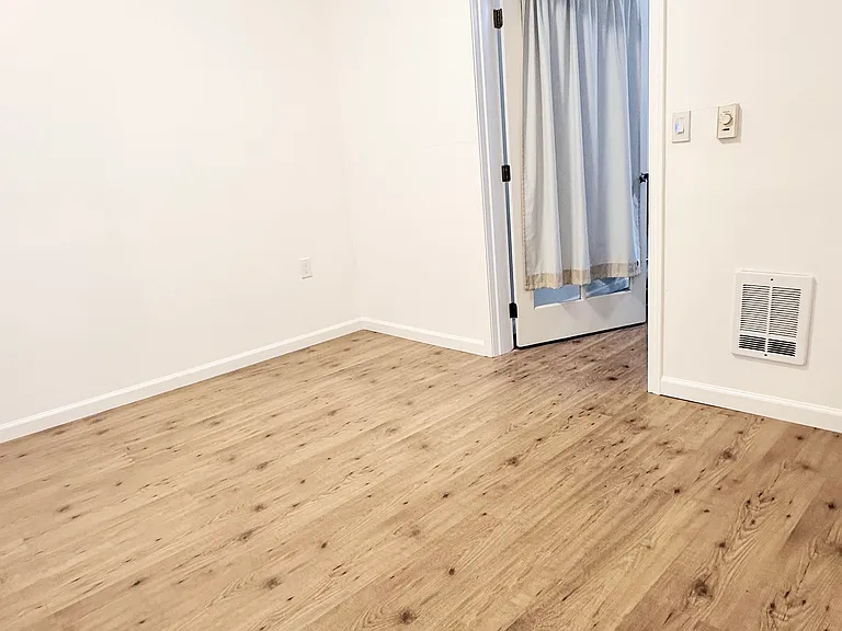 Den/bonus room