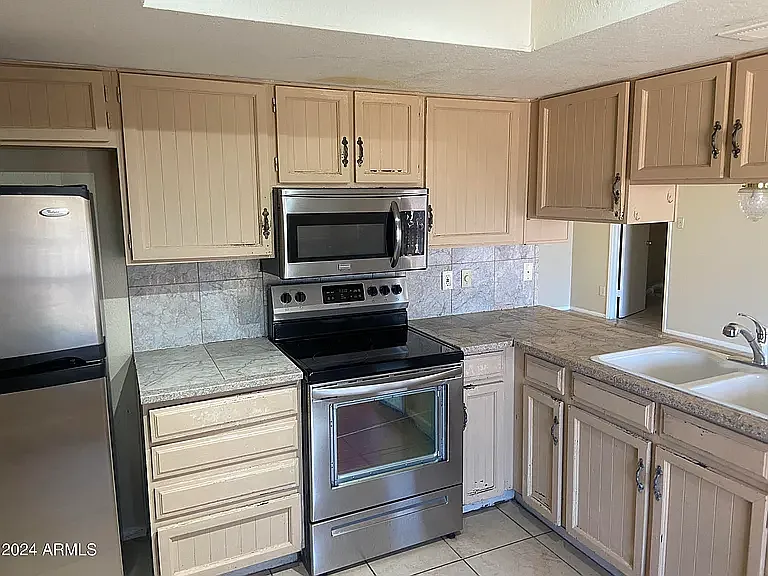 1431 W Behrend Dr — Photo 3