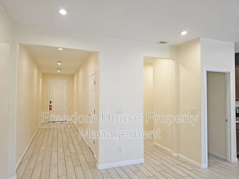 3 bed, 2.0 bath, 1753 sqft, $2,041 — Photo 4