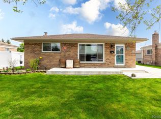 31446 Newport Dr, Warren, MI 48088