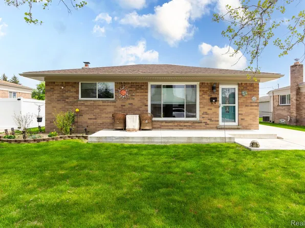 31446 Newport Dr, Warren, MI 48088