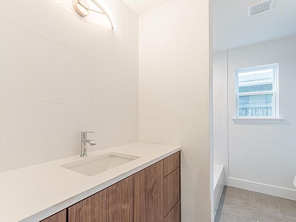 5th image of 2607 Garrettson Dr Building B