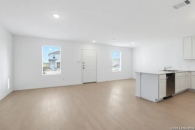 4 bed, 2.5 bath, 1802 sqft, $1,695 — Photo 3