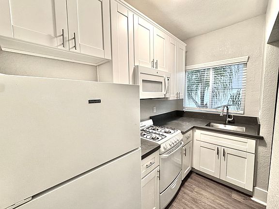 3rd image of 843 13th St APT 8
