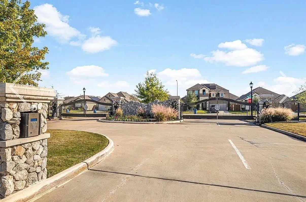 3 bed, 2.0 bath, 1849 sqft, $2,585 — Photo 3
