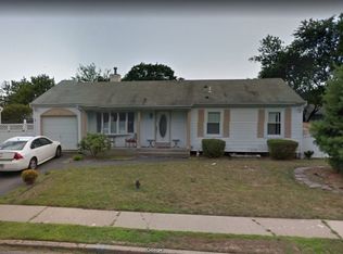 86 Irving St, Central Islip, NY 11722