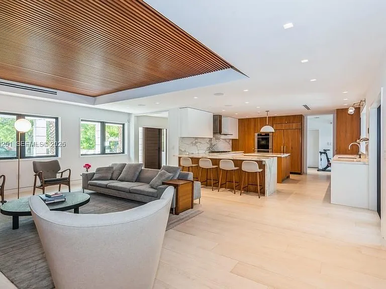 1035 Catalonia Ave — Photo 4