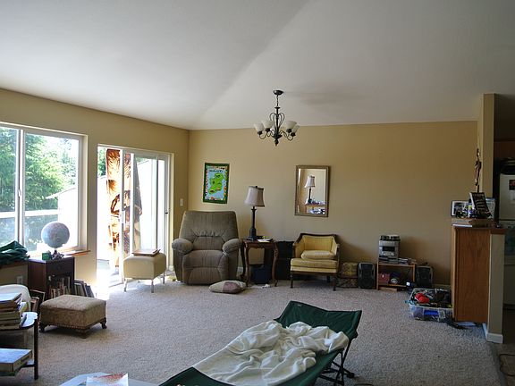 3rd image of 200 NE Cedar Ln