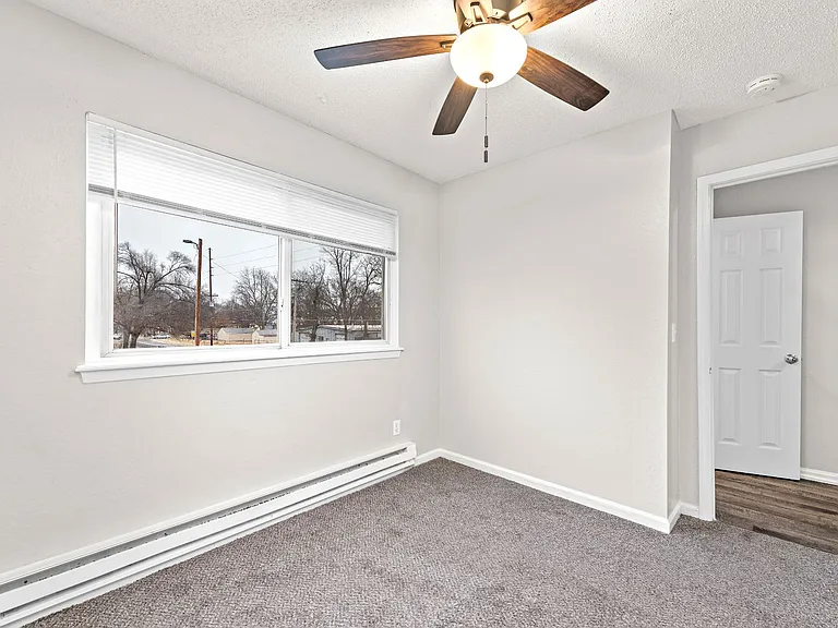 400-408 W Poplar St — Photo 22