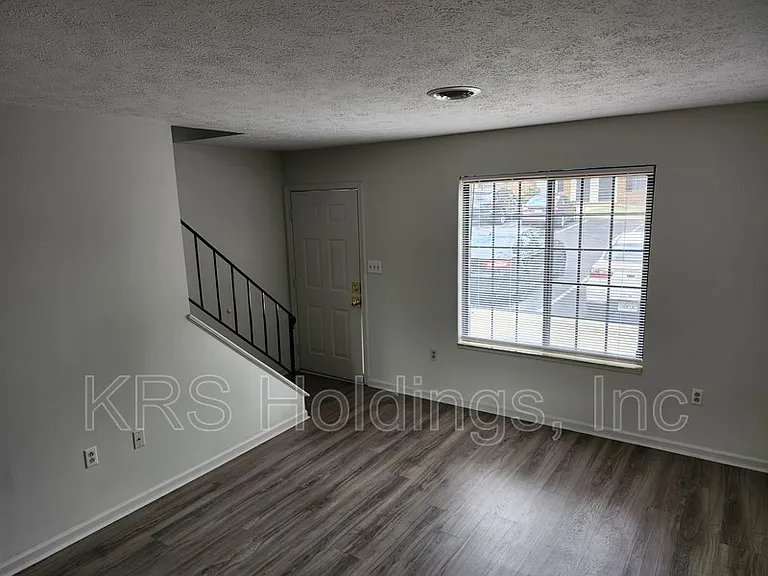 208 Straith St #C23 — Photo 2