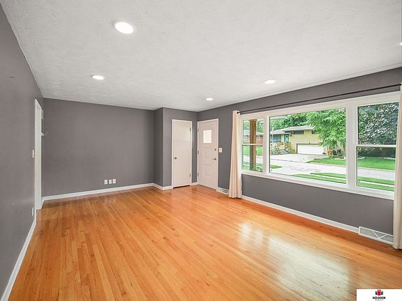 4th image of 2710 S 41st St