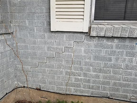 3rd image of 1209 Crockett St
