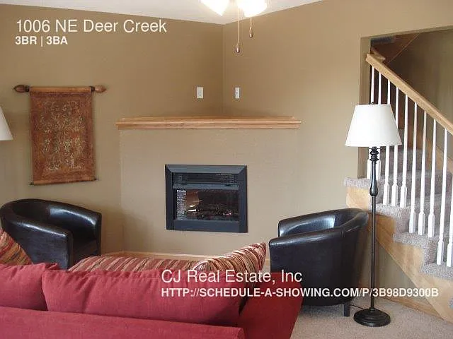 3 bed, 2.5 bath, $1,650 — Photo 2