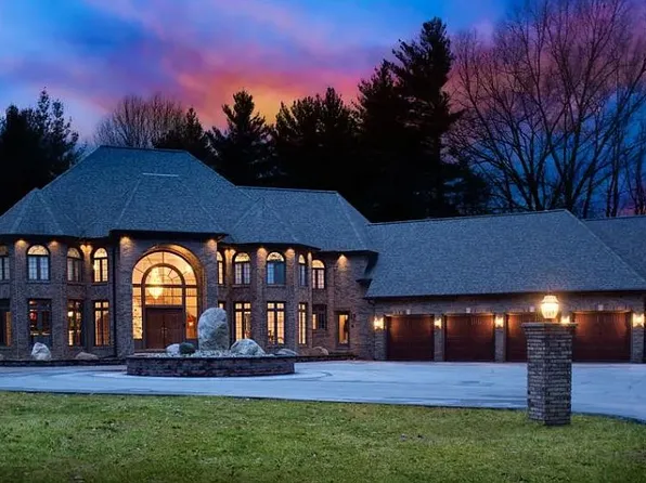 4200 Pine Lake Dr, Fort Gratiot, MI 48059